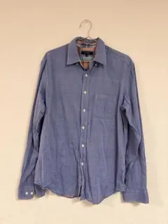 青いボタンアップシャツ