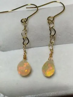 エチオピアオパール、多面カット つきピアス