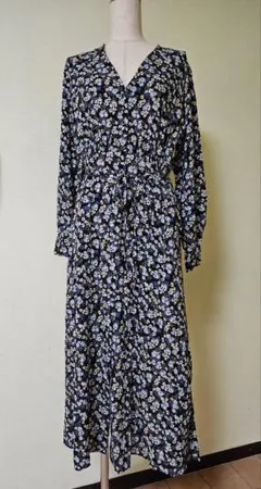 ユニクロ　プリントVネックフレアワンピース