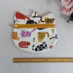 猫型フラットポーチ　猫の集会　アイボリー　ファスナーポーチ　ハンドメイド
