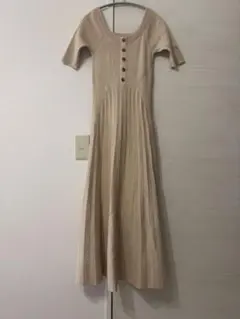 Lily Brown ベージュ ニットワンピース 半袖