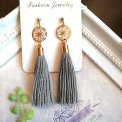 グレーのタッセルピアス/イヤリング(ハンドメイド)