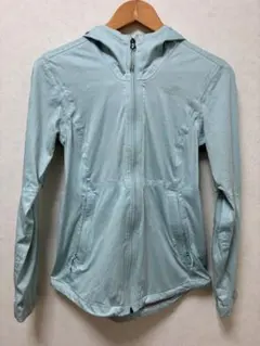 フード付きライトブルーマウンテンパーカー