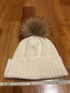 ホワイト リブ編みニット帽 ファー付きポンポン