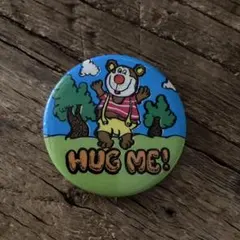 70's ヴィンテージ　缶バッジ　HUG ME ヒッピー　抱きしめて　クマのサムネイル