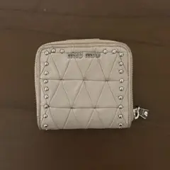miu miu 二つ折り財布 スタッズ ベージュのサムネイル