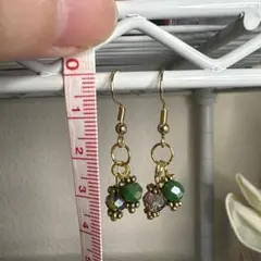 緑と金色のビーズのフックピアス