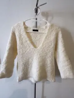 7-ID Concept. アイボリー Vネックセーター