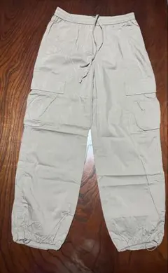ユニクロ　ベージュ カーゴパンツ ゴム入り　サイドポケットつき
