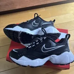 新品　ナイキ エア ハイツ ウィメンズシューズ NIKE シューズ　２４センチ