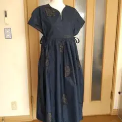 着物リメイク 大島紬 紺色系 蝶柄ギャザーワンピース