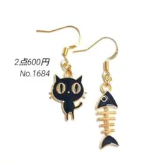 No.1684✽ハンドメイドピアス　黒猫＆骨チャーム　動物　アシンメトリー