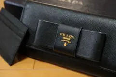 PRADA サフィアーノレザー☆二つ折りリボン財布 ☆人気のブラック黒 