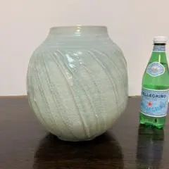 青磁の花器　魅力的なフォルム　一点物