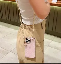 ピンクのチェーン付きiPhoneケース