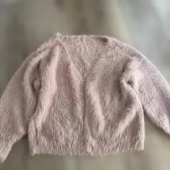 淡いピンクのファー風カーディガン