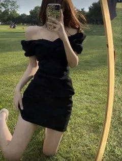 オフショルダー 黒ミニワンピース