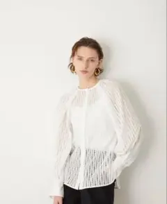 ELLIEのオリジナル刺繍柄のボリュームブラウス