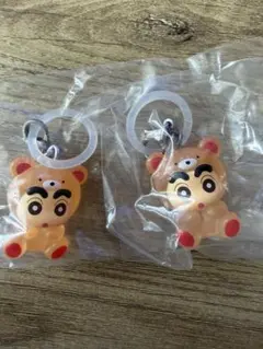 めじるしアクセサリー　しんちゃん　みんなでくまパジャマ　しんちゃん２個セット