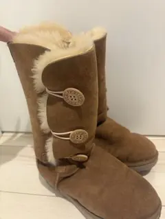 UGG ボタン付きロングブーツ
