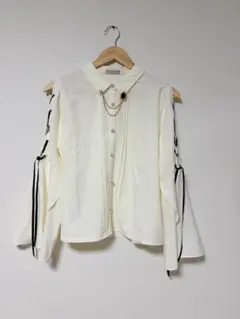 axes femme POETIQUE レースアップ袖　フレアブラウスのサムネイル