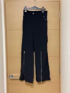 ジッパー付き黒ストレートパンツ