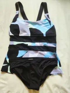 Nike 上下セパレート水着 黒、水色、グレー柄