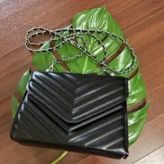 ブラックショルダーバッグ チェーンストラップ付き