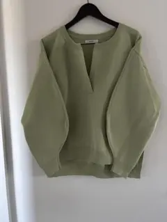 apreturo オリーブグリーン Vネックニット
