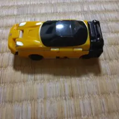 変型車 黄色スポーツカー→パトカーのサムネイル