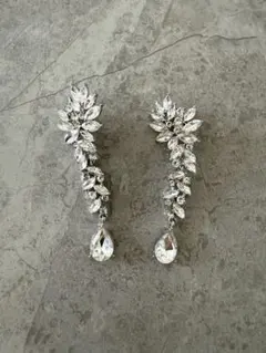 クリスタルフラワーモチーフロングイヤリング