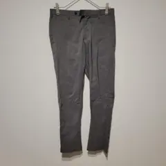 UNIQLO グレー プリーツ付きスラックス