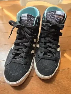 adidas 黒 (内側エメラルドグリーン) ハイカットスニーカーのサムネイル