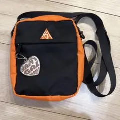 我儘ラキア 川﨑怜奈 Lクロスボディバッグ ブラック×オレンジ