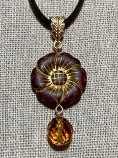 ガラスビーズのフラワー ペンダント ネックレス　花 ブラウン ハンドメイド