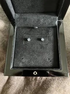 GIVENCHY アクア スタッドピアス 両耳のサムネイル