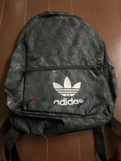 adidas 幾何学模様 ブラックバックパック