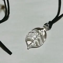 透明な葉のペンダント ネックレス