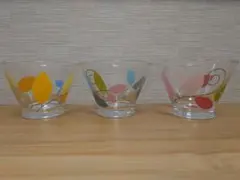 カラフルな葉と花のガラスとプレート食器セット