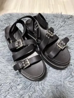 ブラック ストラップサンダル メタルバックル付き