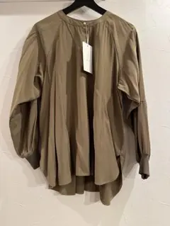 キーネック シャツ