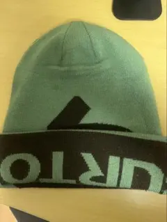 ロゴ入りニット帽 緑色と茶色