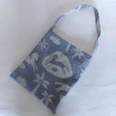 青色の模様入りショルダーバッグ