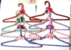 【ハンドメイド】 カラフル編み込みハンガー可愛らしいリボンデザイン８本セット
