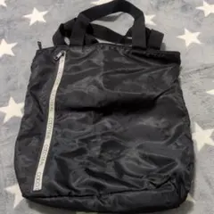 黒いジッパー付きトートバッグ
