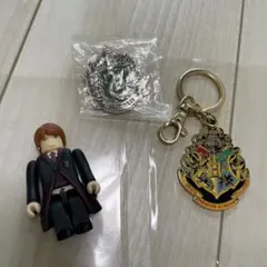 ハリー・ポッター ロンフィギュアホグワーツキーホルダースリザリンピンバッジセット