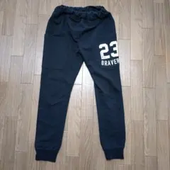 春物なので今すぐには着用出来ませんが、大きいポケット2つあり学校通学におすすめ