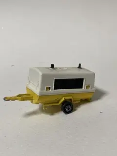 MAJORETE ミニカー トレーラー 白と黄色