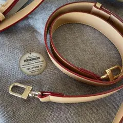 牛革　高級スタイリッシュ　ショルダーバッグ　携帯ストラップ　なめし革