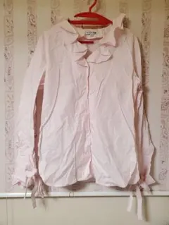 フリル付きピンク長袖シャツ